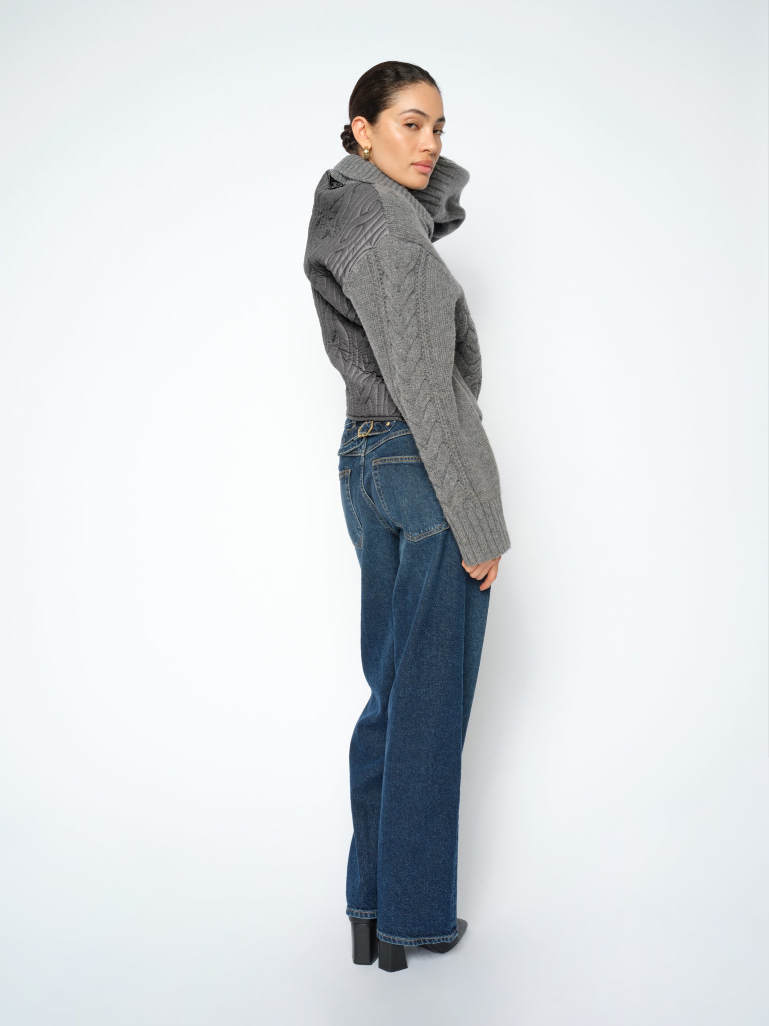 Modelshot / Dark Blue / Detail